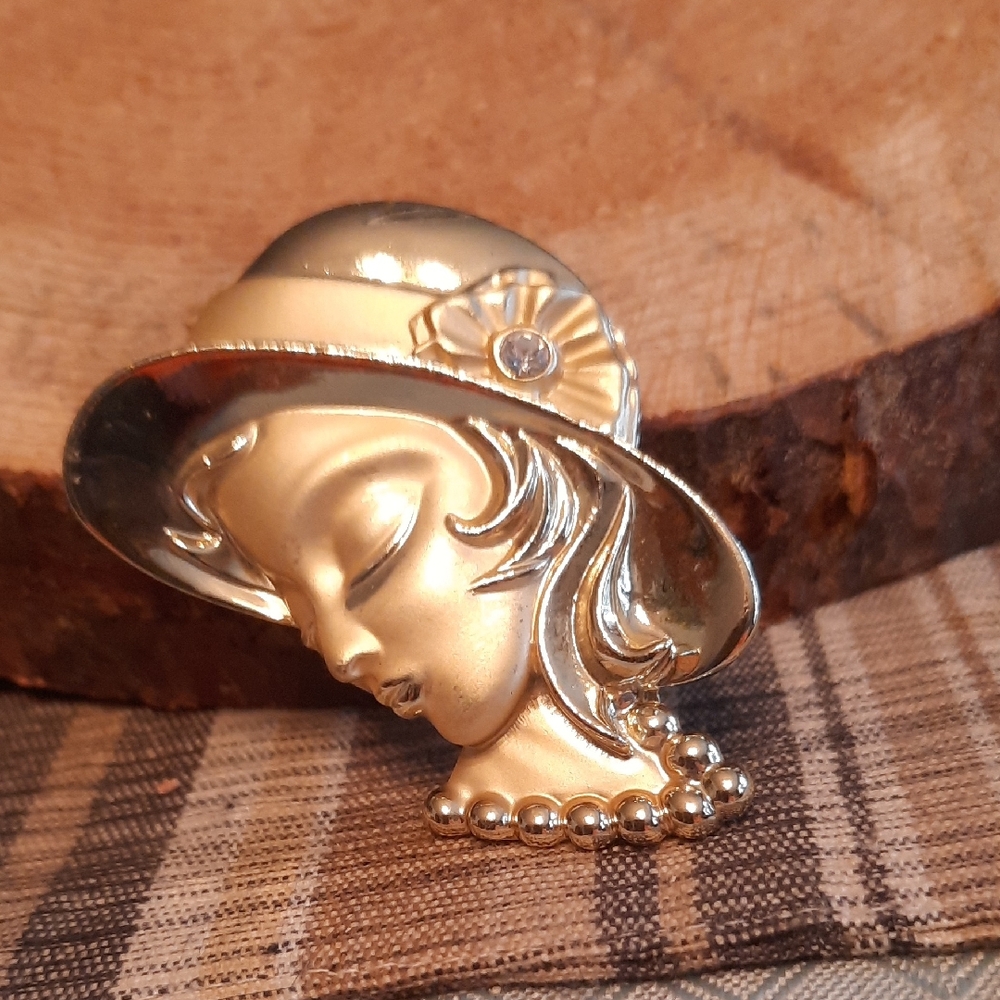 Elegant Gold Brooch with Hat Design - Picture 1 of 2